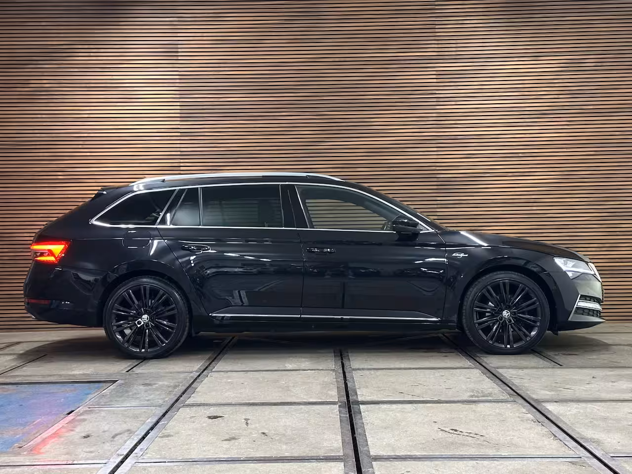 Skoda Superb Combi 1.4 TSI iV Laurin & Klement | Panoramadak | Carplay | Verwarmbare/Ventilatie stoelen | 360