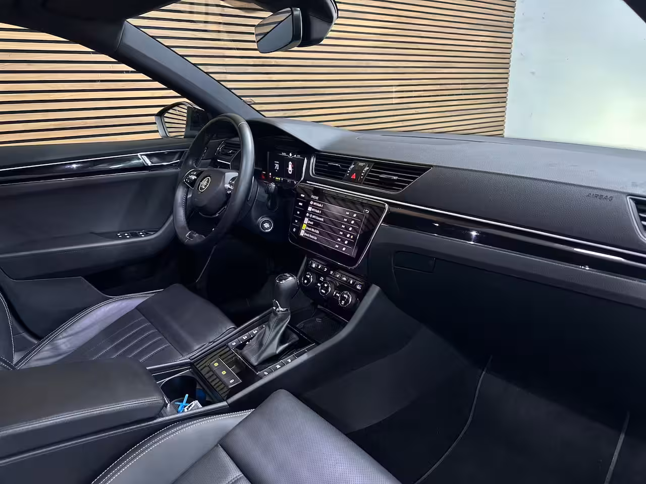 Skoda Superb Combi 1.4 TSI iV Laurin & Klement | Panoramadak | Carplay | Verwarmbare/Ventilatie stoelen | 360