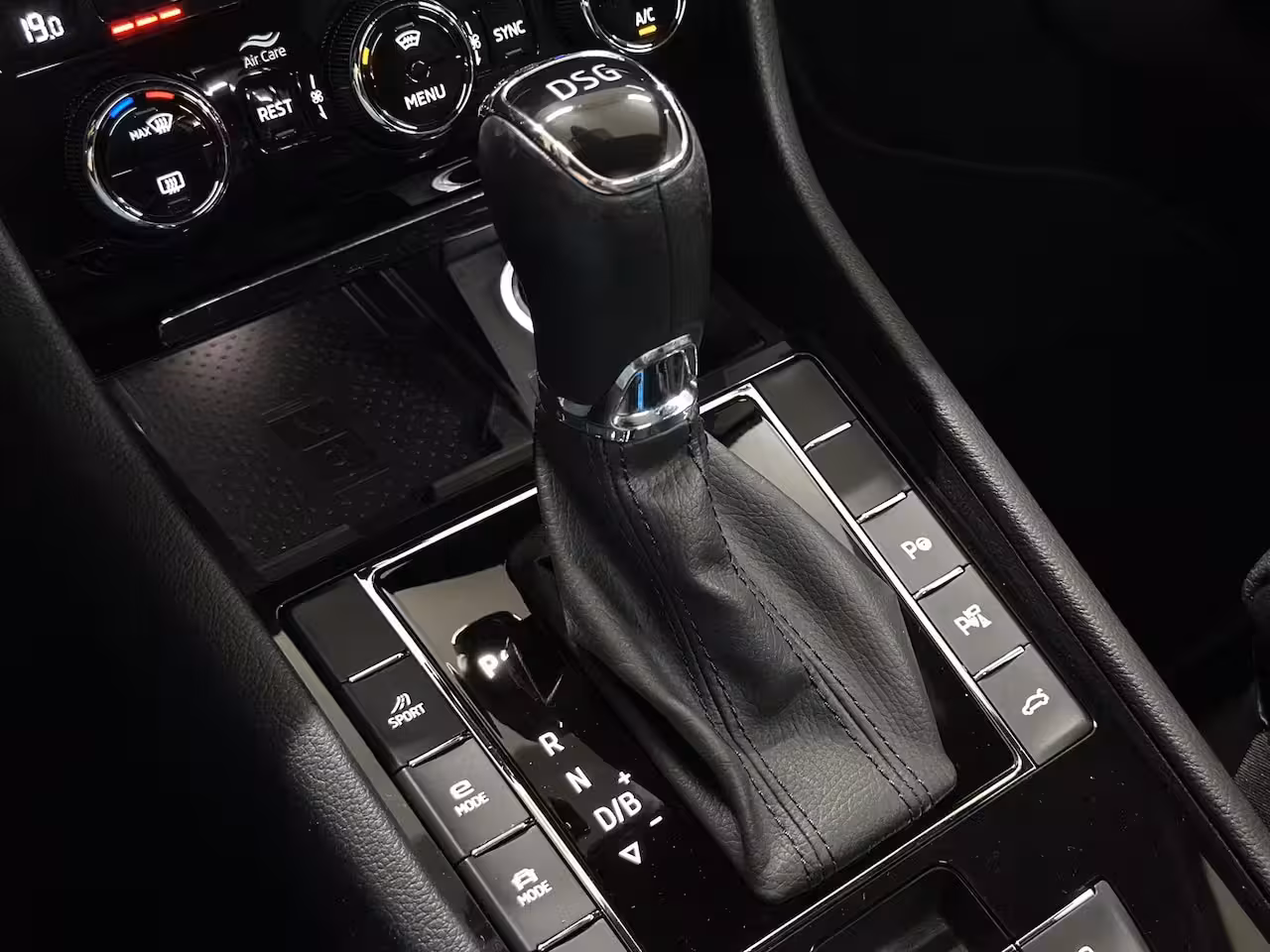 Skoda Superb Combi 1.4 TSI iV Laurin & Klement | Panoramadak | Carplay | Verwarmbare/Ventilatie stoelen | 360