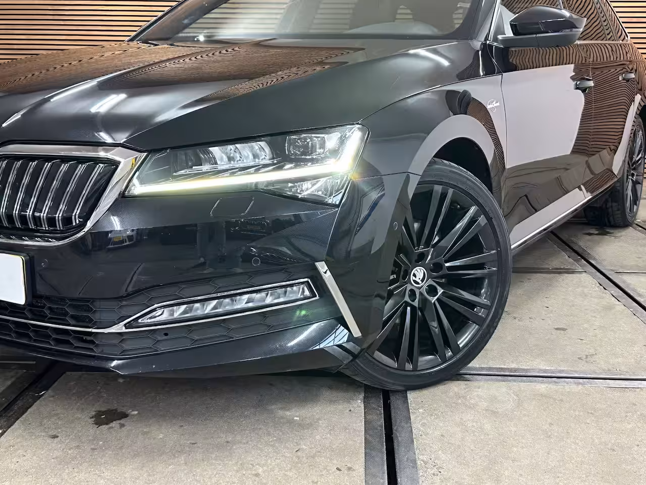 Skoda Superb Combi 1.4 TSI iV Laurin & Klement | Panoramadak | Carplay | Verwarmbare/Ventilatie stoelen | 360