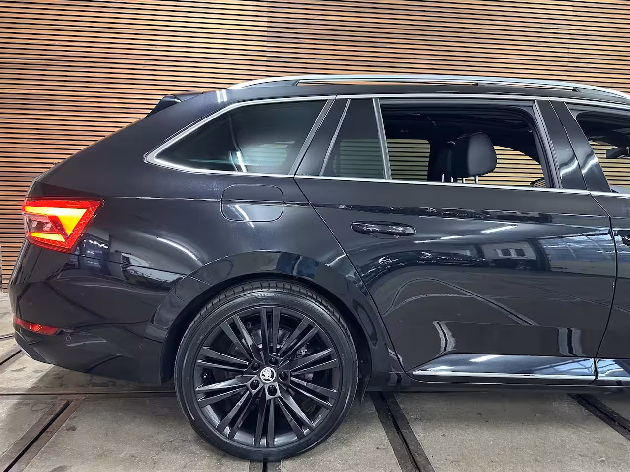 Skoda Superb Combi 1.4 TSI iV Laurin & Klement | Panoramadak | Carplay | Verwarmbare/Ventilatie stoelen | 360