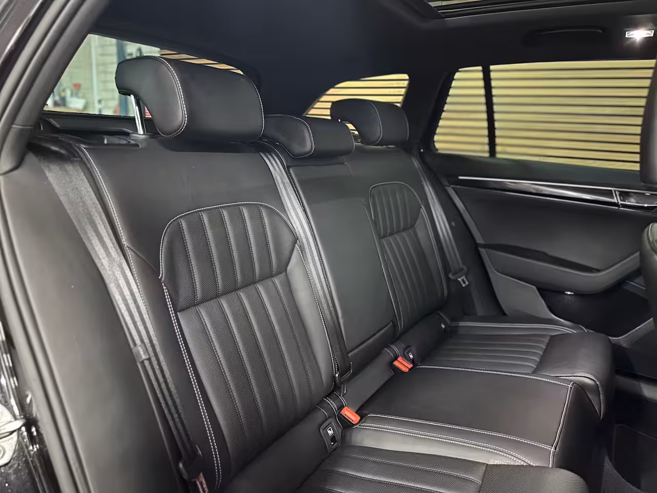 Skoda Superb Combi 1.4 TSI iV Laurin & Klement | Panoramadak | Carplay | Verwarmbare/Ventilatie stoelen | 360