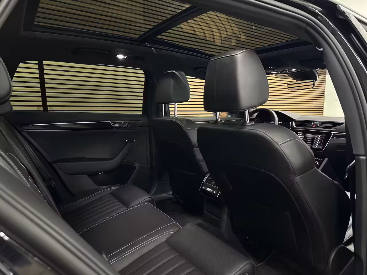 Skoda Superb Combi 1.4 TSI iV Laurin & Klement | Panoramadak | Carplay | Verwarmbare/Ventilatie stoelen | 360