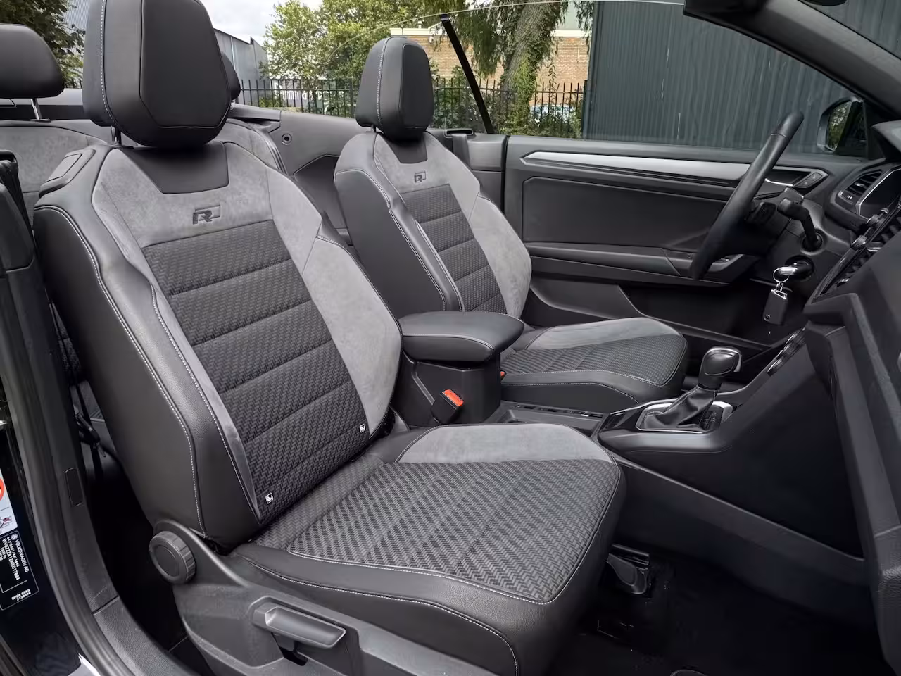 Volkswagen T-Roc Cabrio 1.5 TSI R-Line Carplay, dodehoek