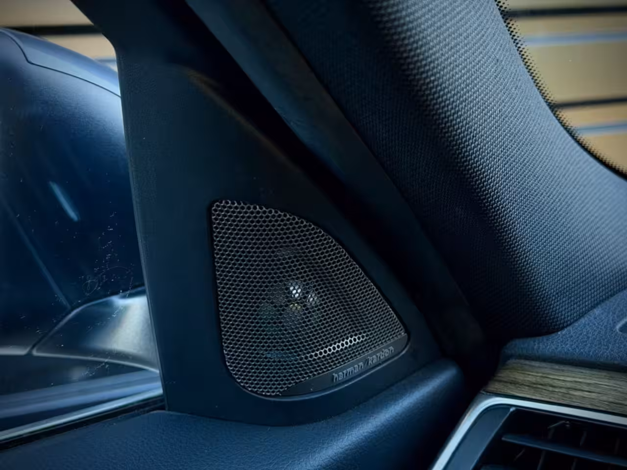 BMW 3-serie 320i INDIVIDUAL VIRTUAL|H/K|360CAM|SPORTLEER