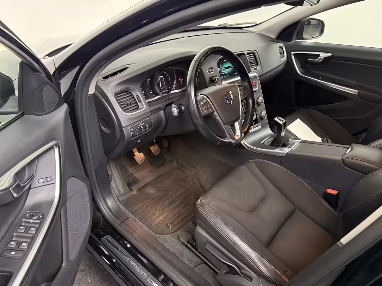 Volvo V60 2.0 D2 Kinetic | STOEL + STUURVERWARMING | CRUISE | PARK SENS | ELEKTR. KOFFERBAK | NAVI |