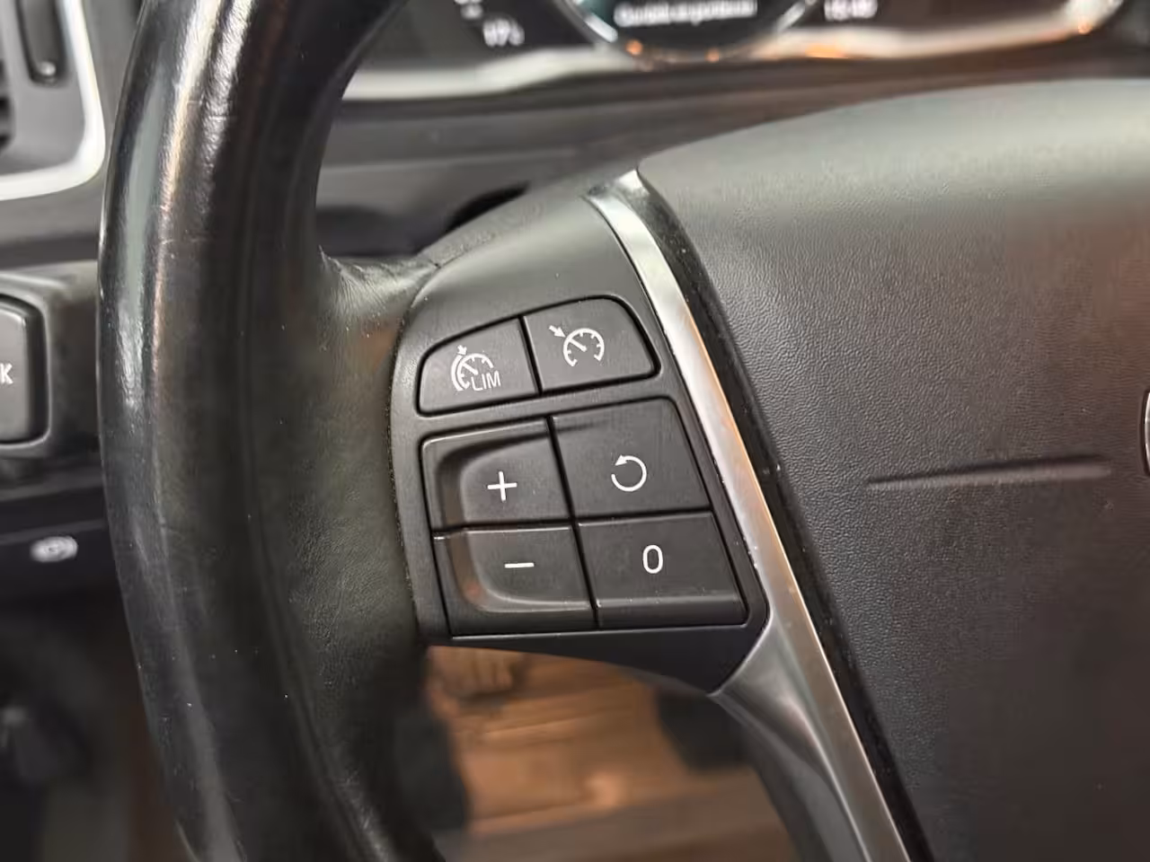 Volvo V60 2.0 D2 Kinetic | STOEL + STUURVERWARMING | CRUISE | PARK SENS | ELEKTR. KOFFERBAK | NAVI |