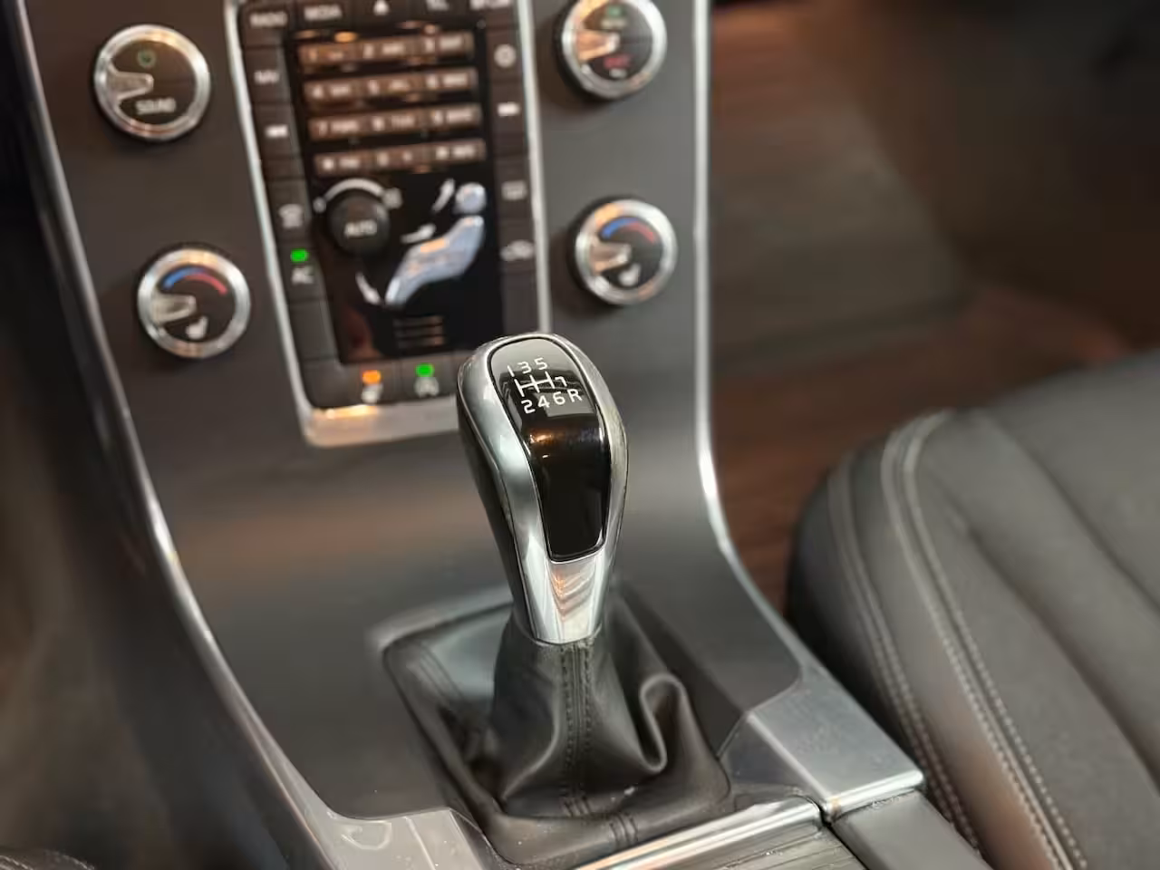 Volvo V60 2.0 D2 Kinetic | STOEL + STUURVERWARMING | CRUISE | PARK SENS | ELEKTR. KOFFERBAK | NAVI |