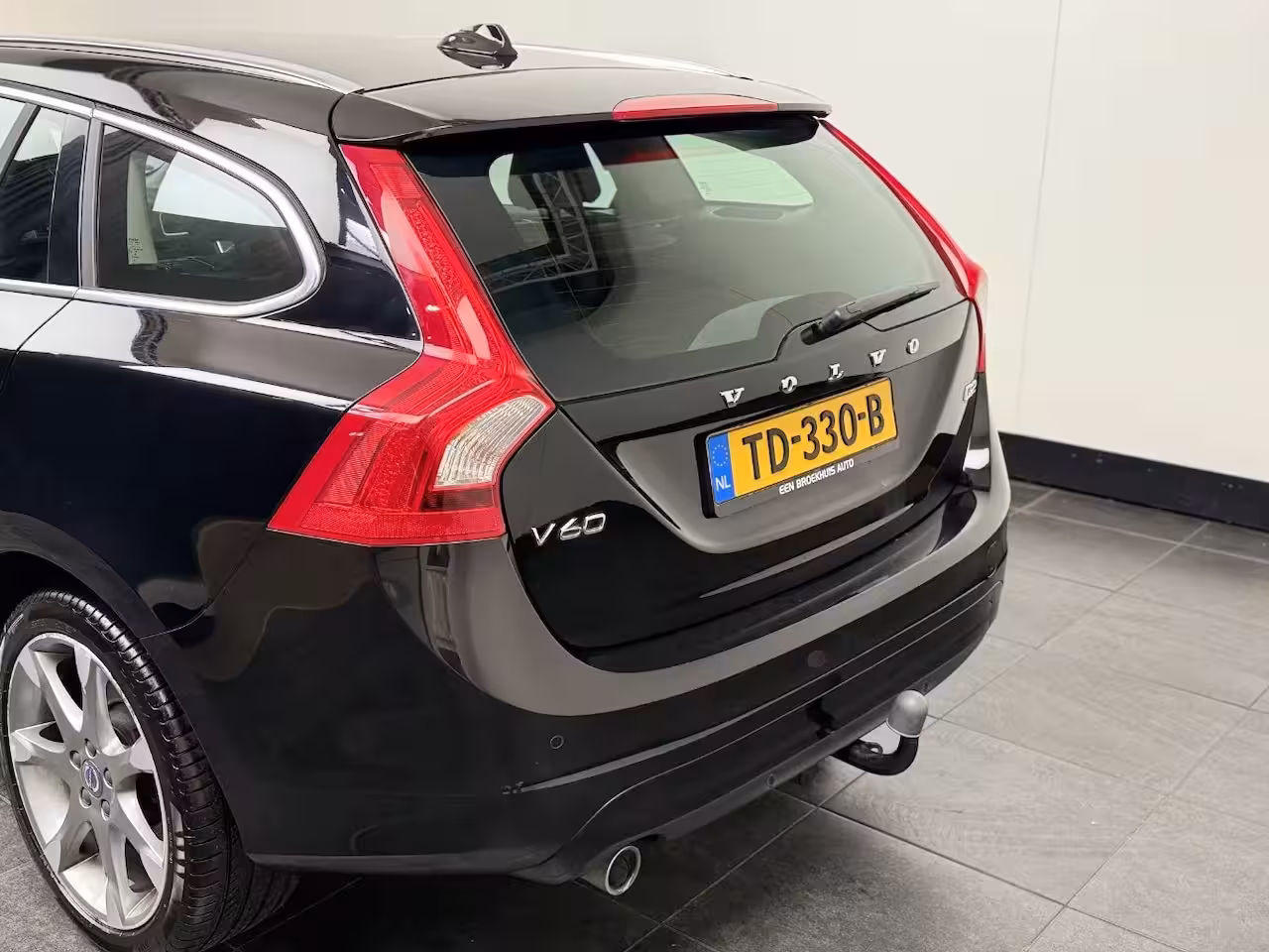 Volvo V60 2.0 D2 Kinetic | STOEL + STUURVERWARMING | CRUISE | PARK SENS | ELEKTR. KOFFERBAK | NAVI |