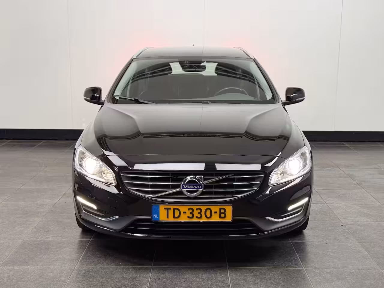 Volvo V60 2.0 D2 Kinetic | STOEL + STUURVERWARMING | CRUISE | PARK SENS | ELEKTR. KOFFERBAK | NAVI |