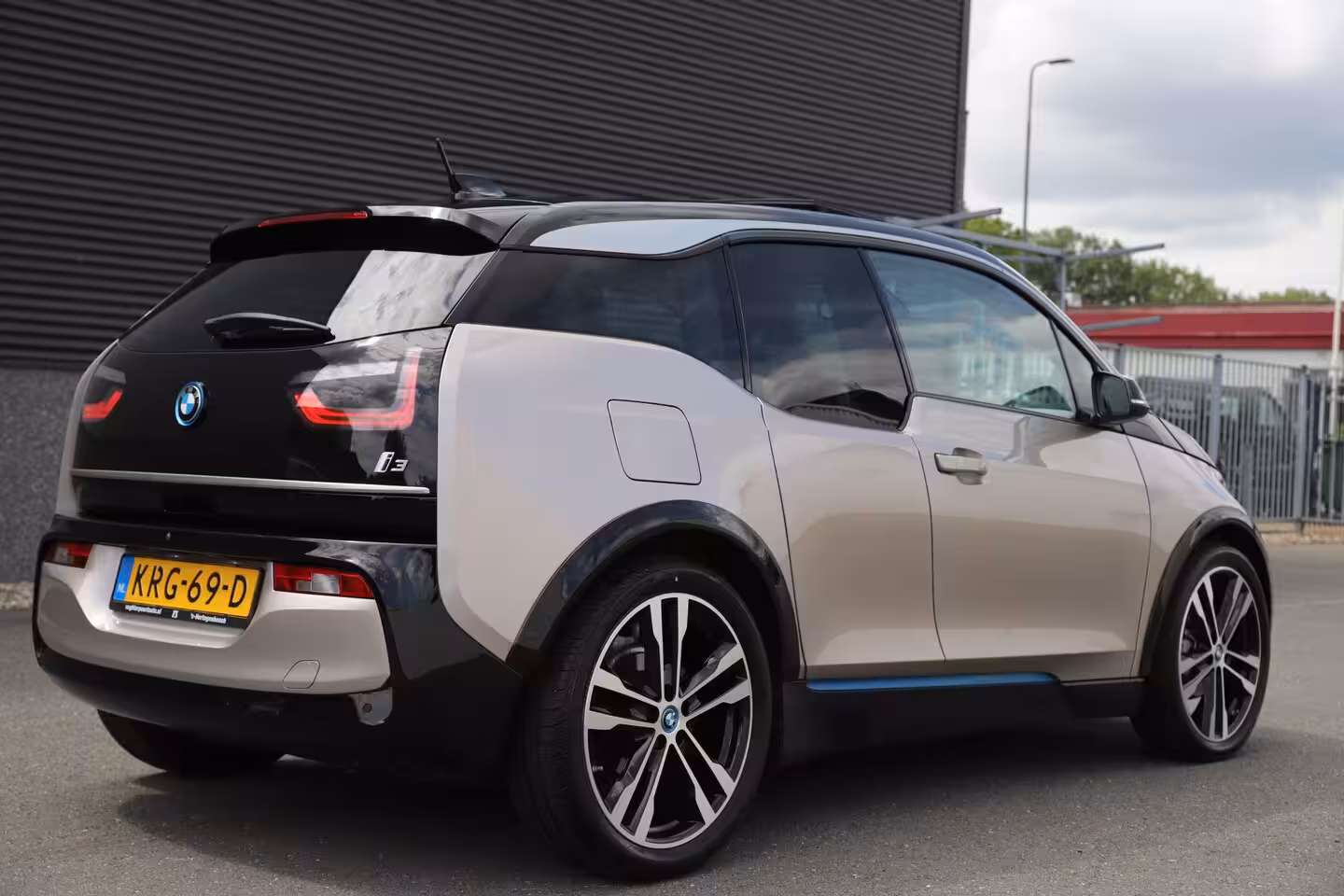 BMW i3 Executive 120Ah 42 kWh/*Lodge*/Sunroof/Adaptive/Kaschmir Silver/Camera/W-pomp/3-fase/20"