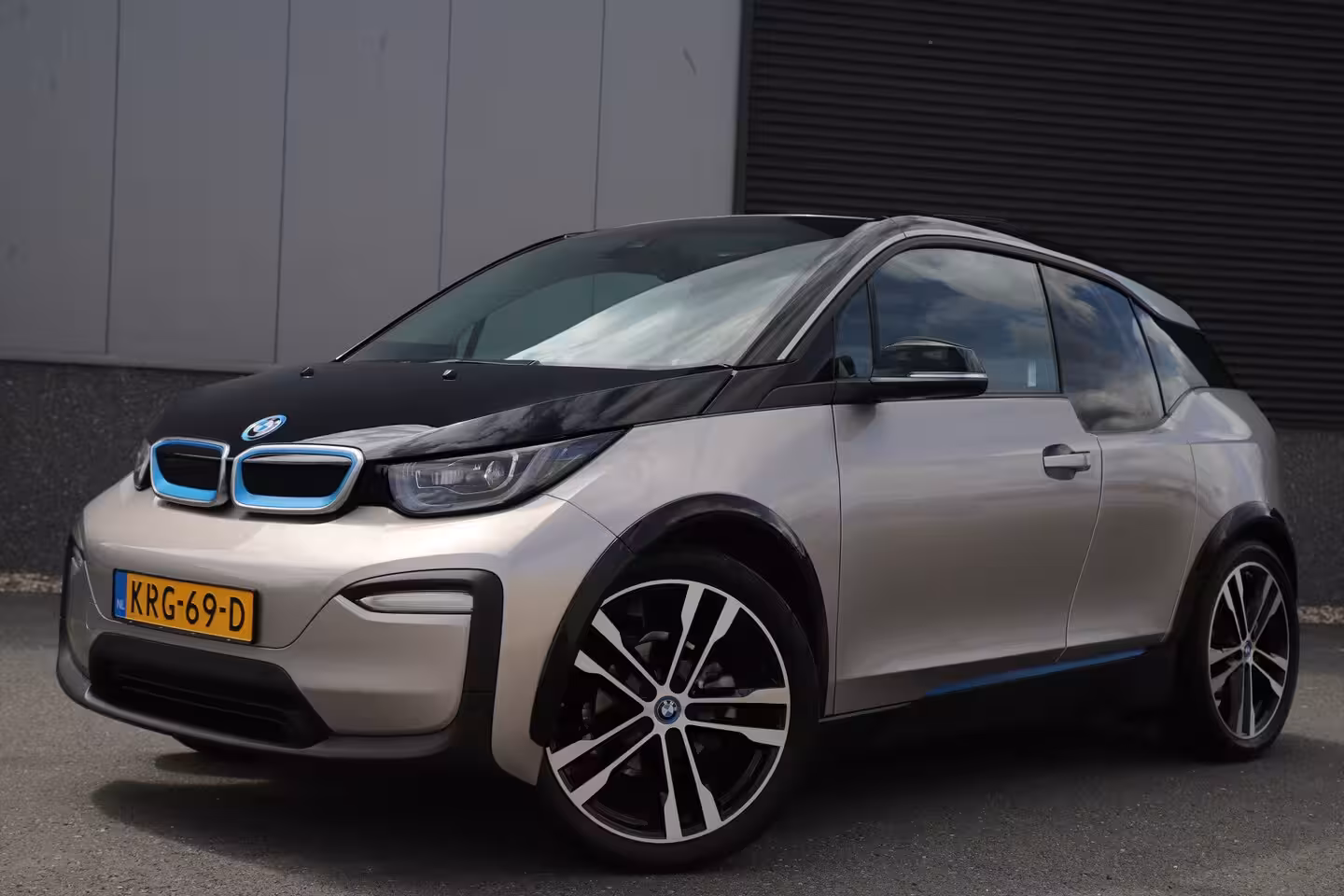 BMW i3 Executive 120Ah 42 kWh/*Lodge*/Sunroof/Adaptive/Kaschmir Silver/Camera/W-pomp/3-fase/20"
