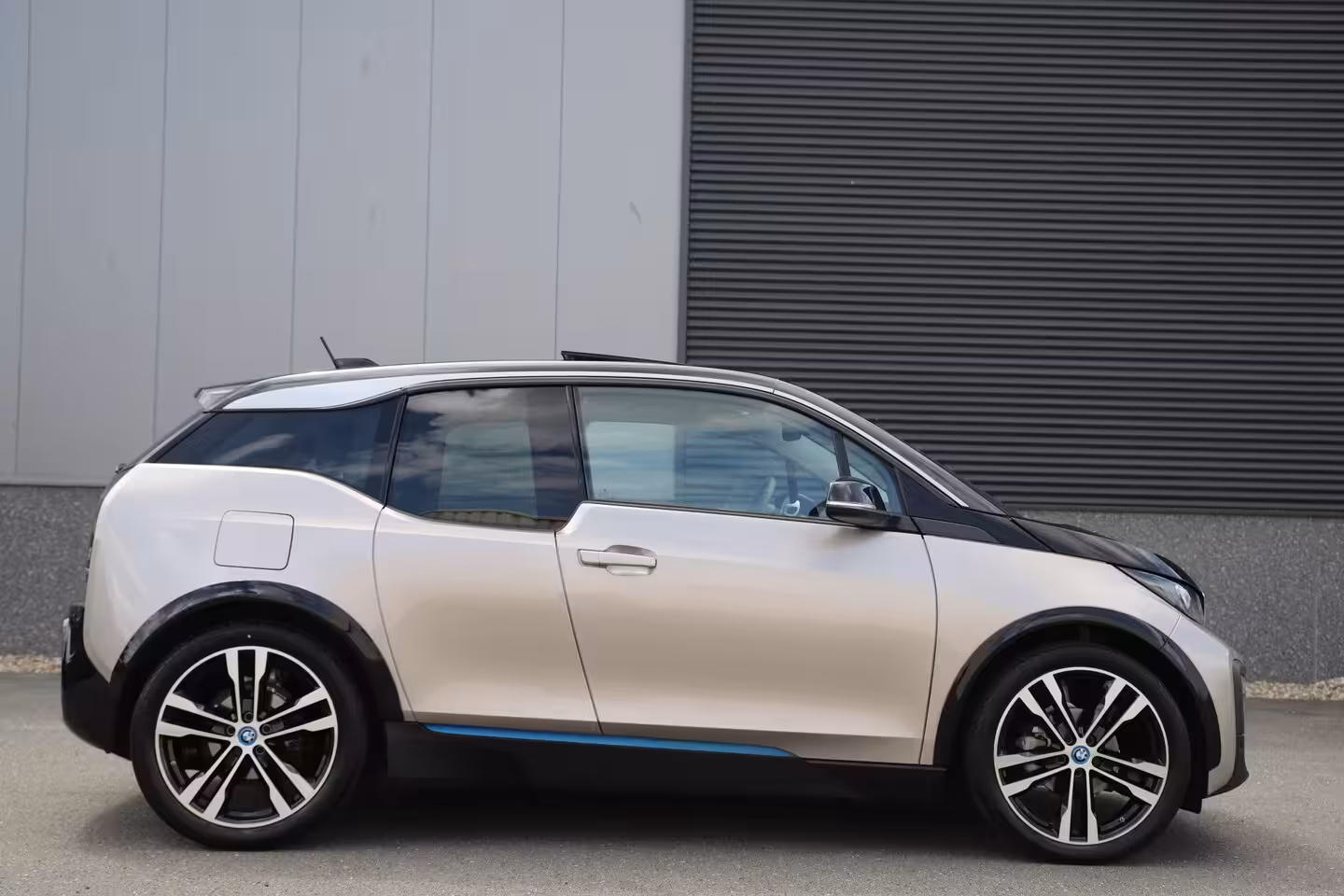 BMW i3 Executive 120Ah 42 kWh/*Lodge*/Sunroof/Adaptive/Kaschmir Silver/Camera/W-pomp/3-fase/20"