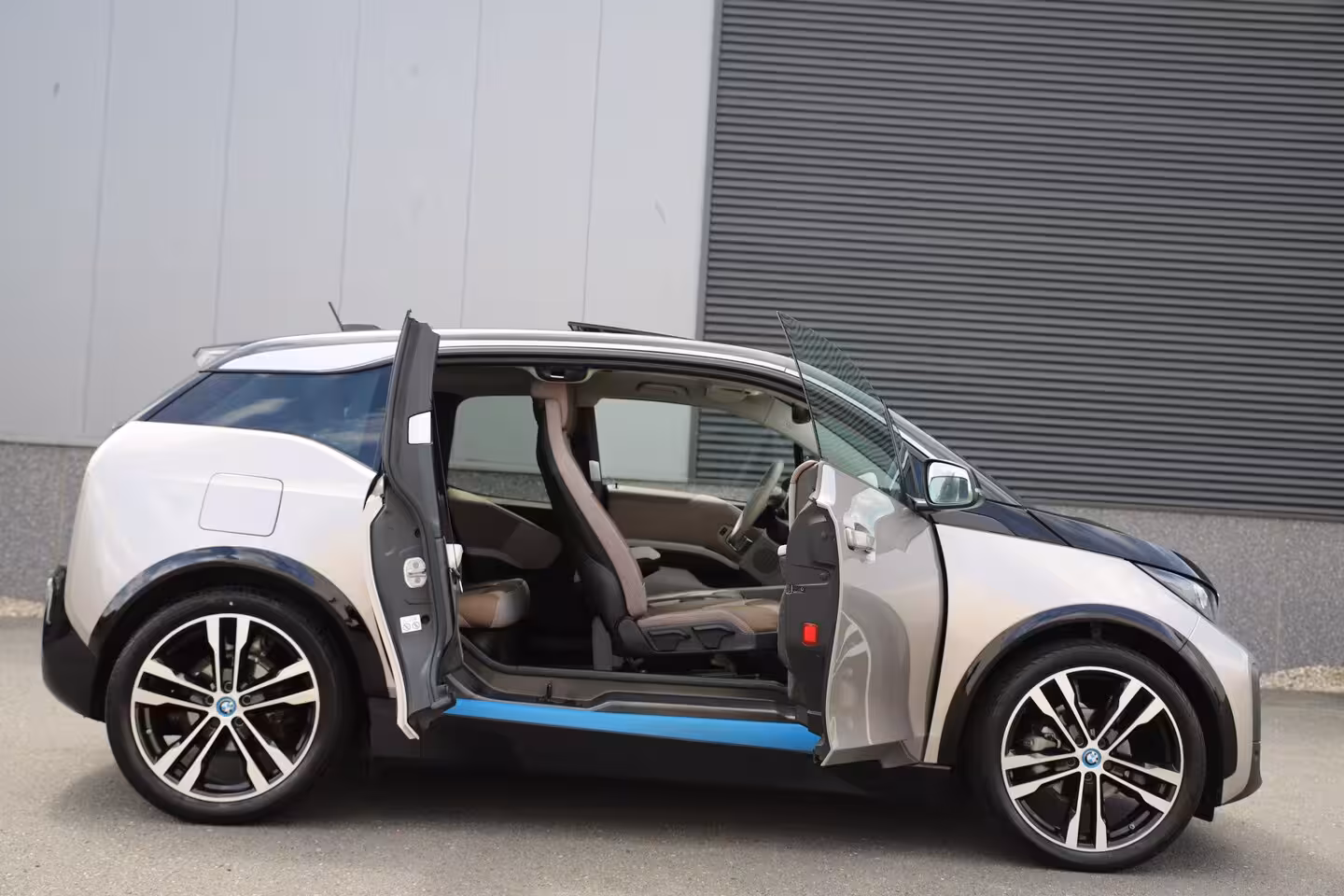BMW i3 Executive 120Ah 42 kWh/*Lodge*/Sunroof/Adaptive/Kaschmir Silver/Camera/W-pomp/3-fase/20"