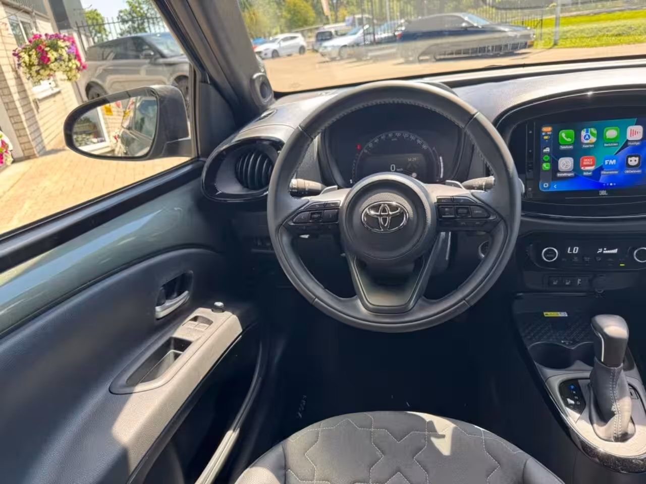 Toyota Aygo X 1.0 VVT-I S-CVT ENVY TwoTone Carplay JBL Camera PDC ACC Stoelverw. Prachtig