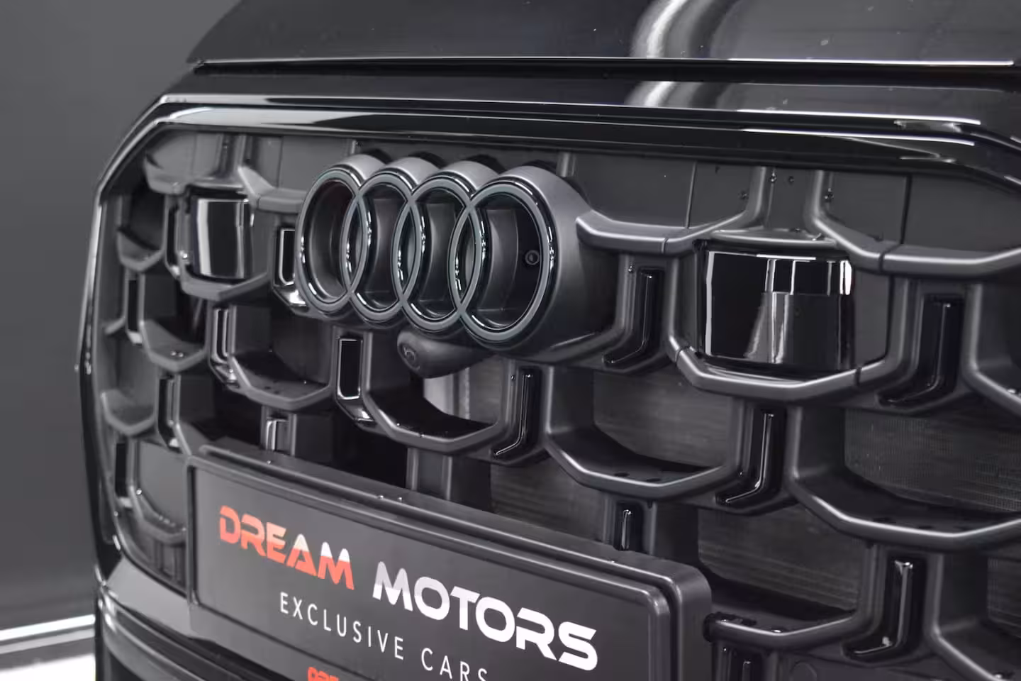 Audi Q8 60 TFSI e Quattro S-Line Competition 490pk | AKRAPOVIC | ACHTERASBESTURING