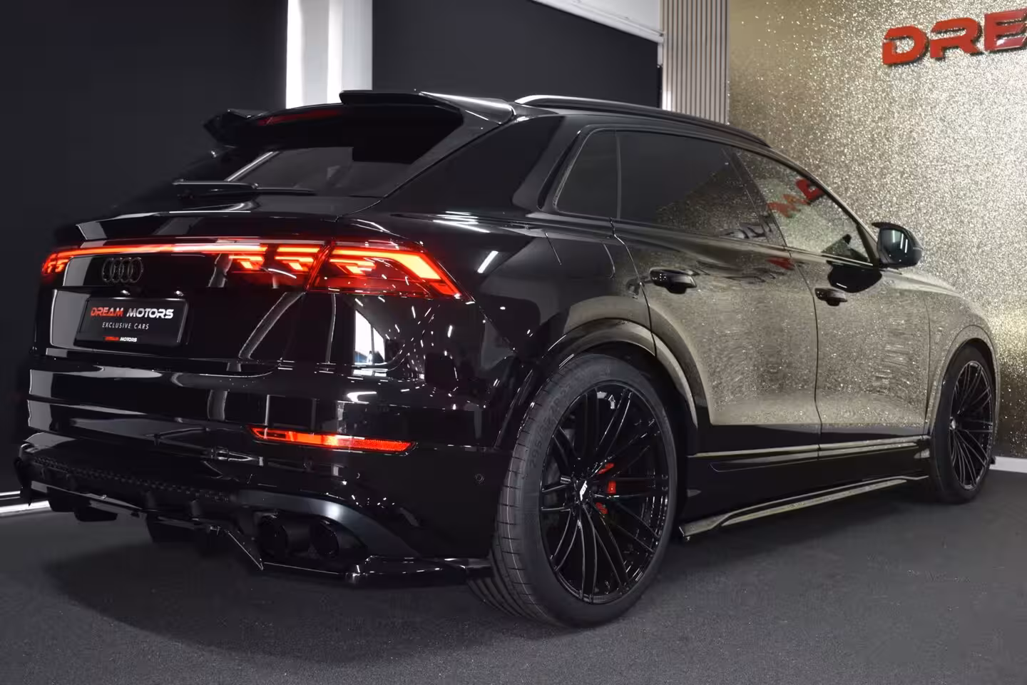 Audi Q8 60 TFSI e Quattro S-Line Competition 490pk | AKRAPOVIC | ACHTERASBESTURING