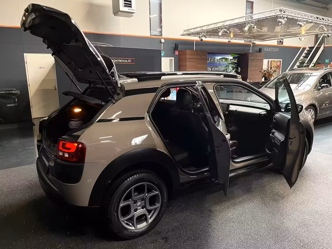Citroën C4 Cactus 1.2 VTi Shine AIRCO NAVI CAMERA NAP CRUISECONTROL
