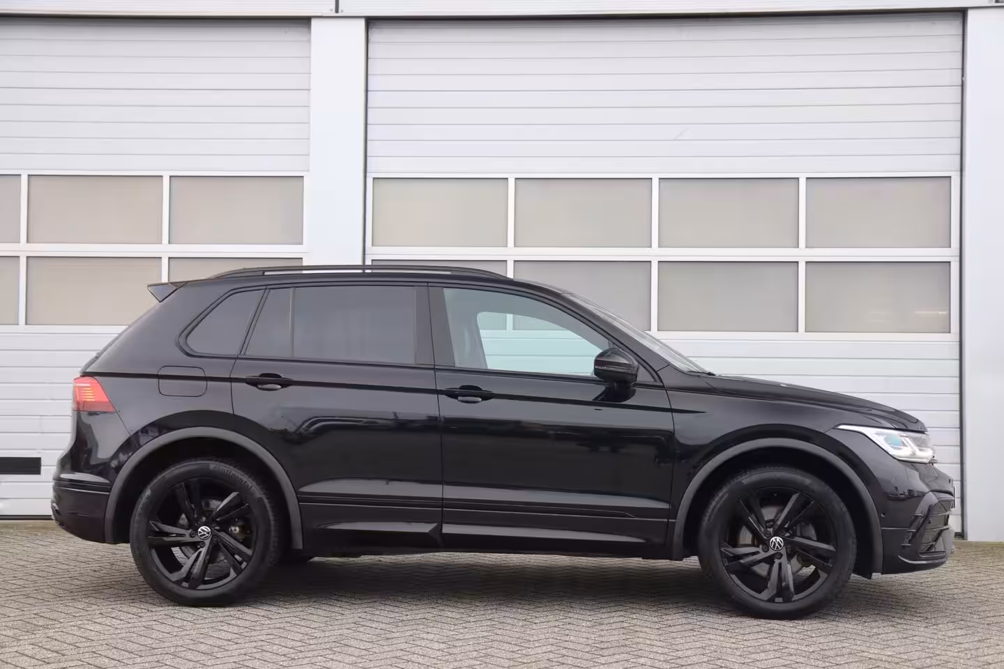 Volkswagen Tiguan 1.4 TSI 245pk eHybrid R-Line Business+ | SoH 89% | Trekhaak | 360 Camera | Stoelverwarming