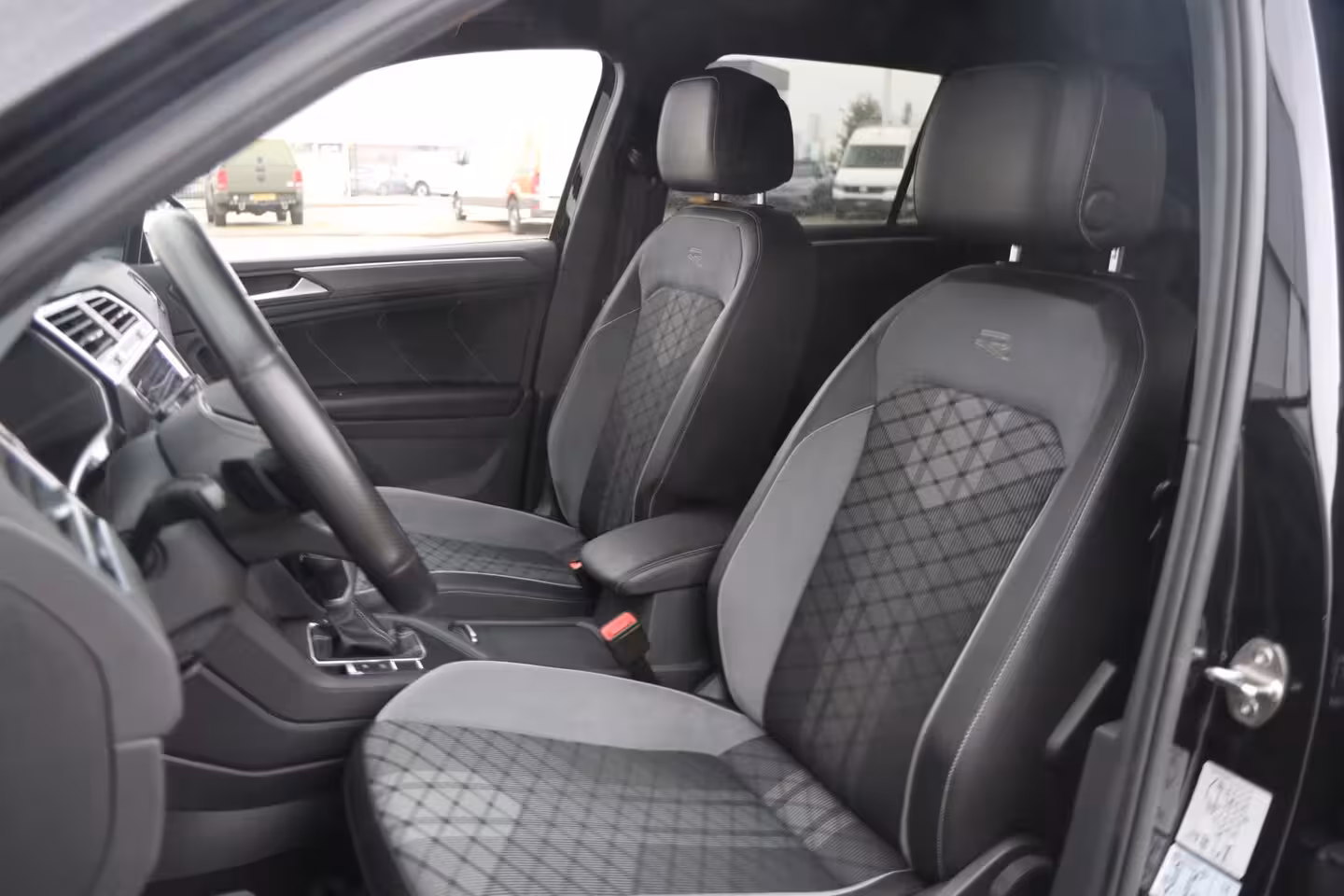 Volkswagen Tiguan 1.4 TSI 245pk eHybrid R-Line Business+ | SoH 89% | Trekhaak | 360 Camera | Stoelverwarming