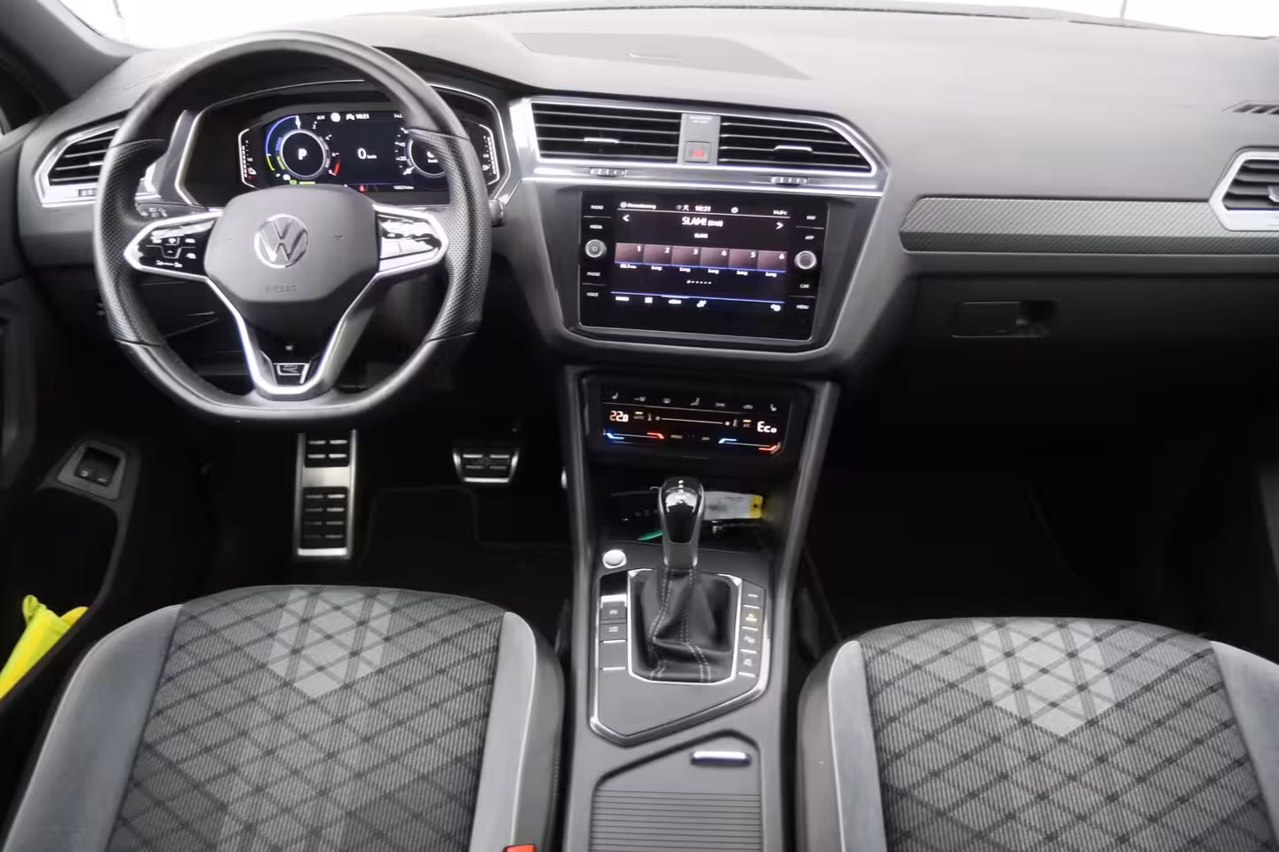 Volkswagen Tiguan 1.4 TSI 245pk eHybrid R-Line Business+ | SoH 89% | Trekhaak | 360 Camera | Stoelverwarming