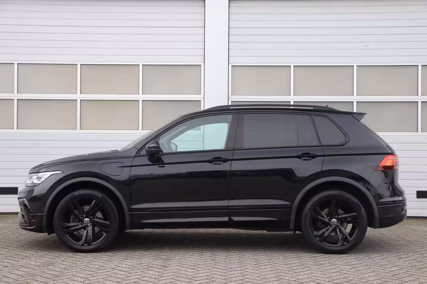 Volkswagen Tiguan 1.4 TSI 245pk eHybrid R-Line Business+ | SoH 89% | Trekhaak | 360 Camera | Stoelverwarming