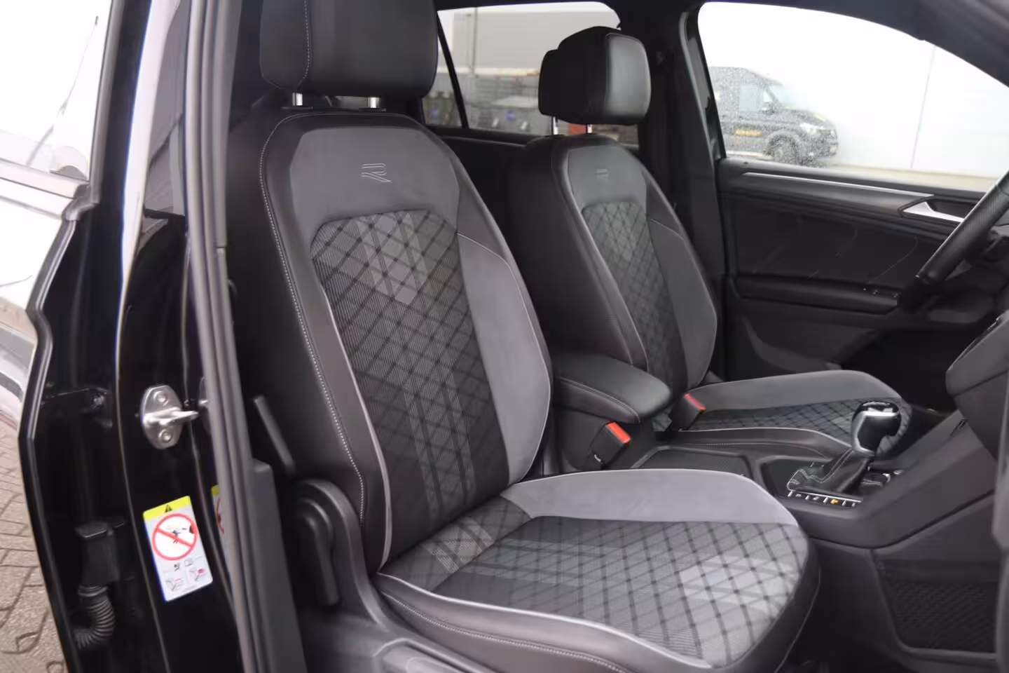Volkswagen Tiguan 1.4 TSI 245pk eHybrid R-Line Business+ | SoH 89% | Trekhaak | 360 Camera | Stoelverwarming