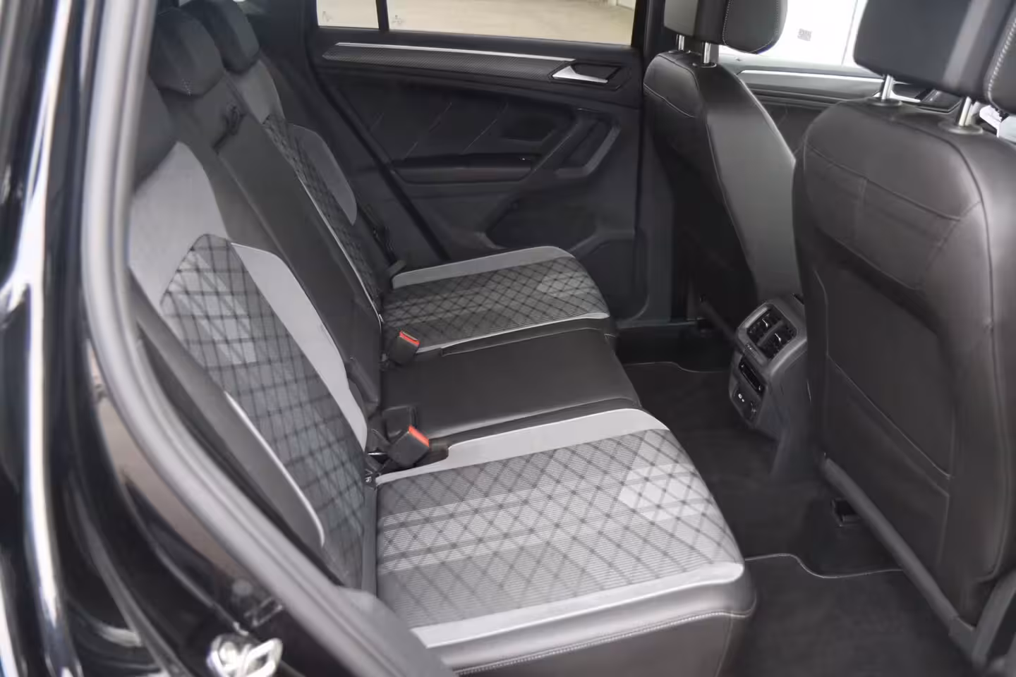Volkswagen Tiguan 1.4 TSI 245pk eHybrid R-Line Business+ | SoH 89% | Trekhaak | 360 Camera | Stoelverwarming