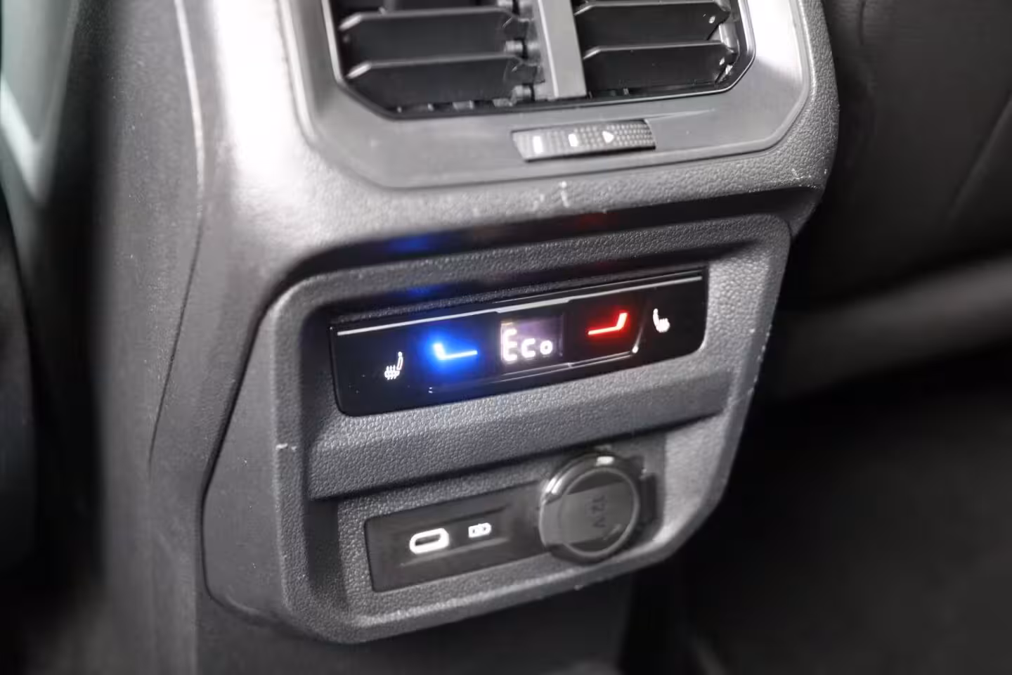 Volkswagen Tiguan 1.4 TSI 245pk eHybrid R-Line Business+ | SoH 89% | Trekhaak | 360 Camera | Stoelverwarming