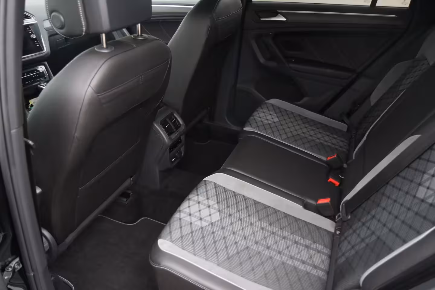 Volkswagen Tiguan 1.4 TSI 245pk eHybrid R-Line Business+ | SoH 89% | Trekhaak | 360 Camera | Stoelverwarming