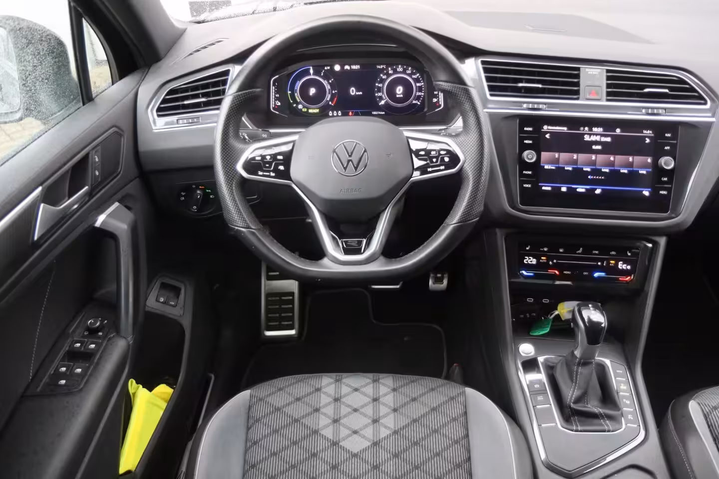 Volkswagen Tiguan 1.4 TSI 245pk eHybrid R-Line Business+ | SoH 89% | Trekhaak | 360 Camera | Stoelverwarming