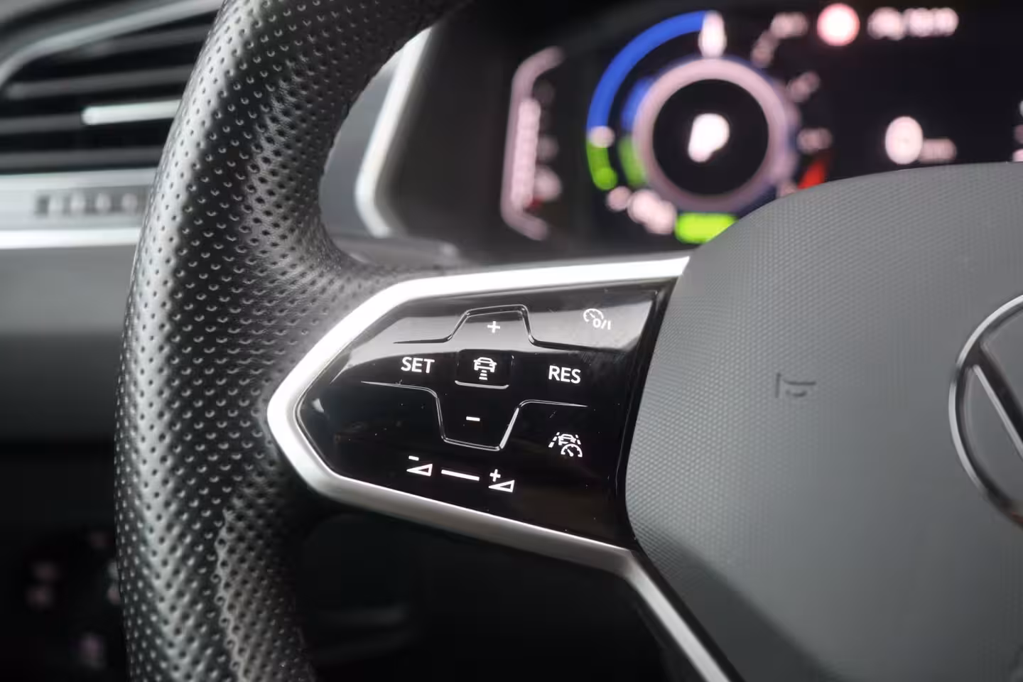 Volkswagen Tiguan 1.4 TSI 245pk eHybrid R-Line Business+ | SoH 89% | Trekhaak | 360 Camera | Stoelverwarming