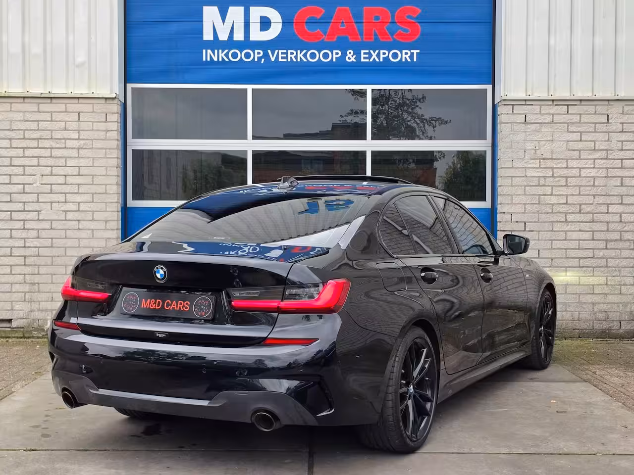 BMW 3-serie 330i High Executive AUTOMAAT/M PAKKET/SCHUIFDAK/PDC