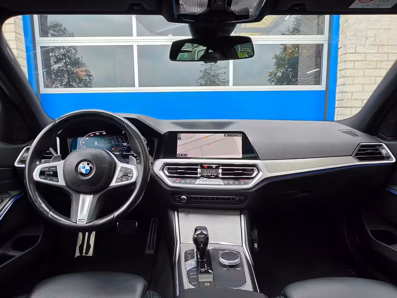 BMW 3-serie 330i High Executive AUTOMAAT/M PAKKET/SCHUIFDAK/PDC