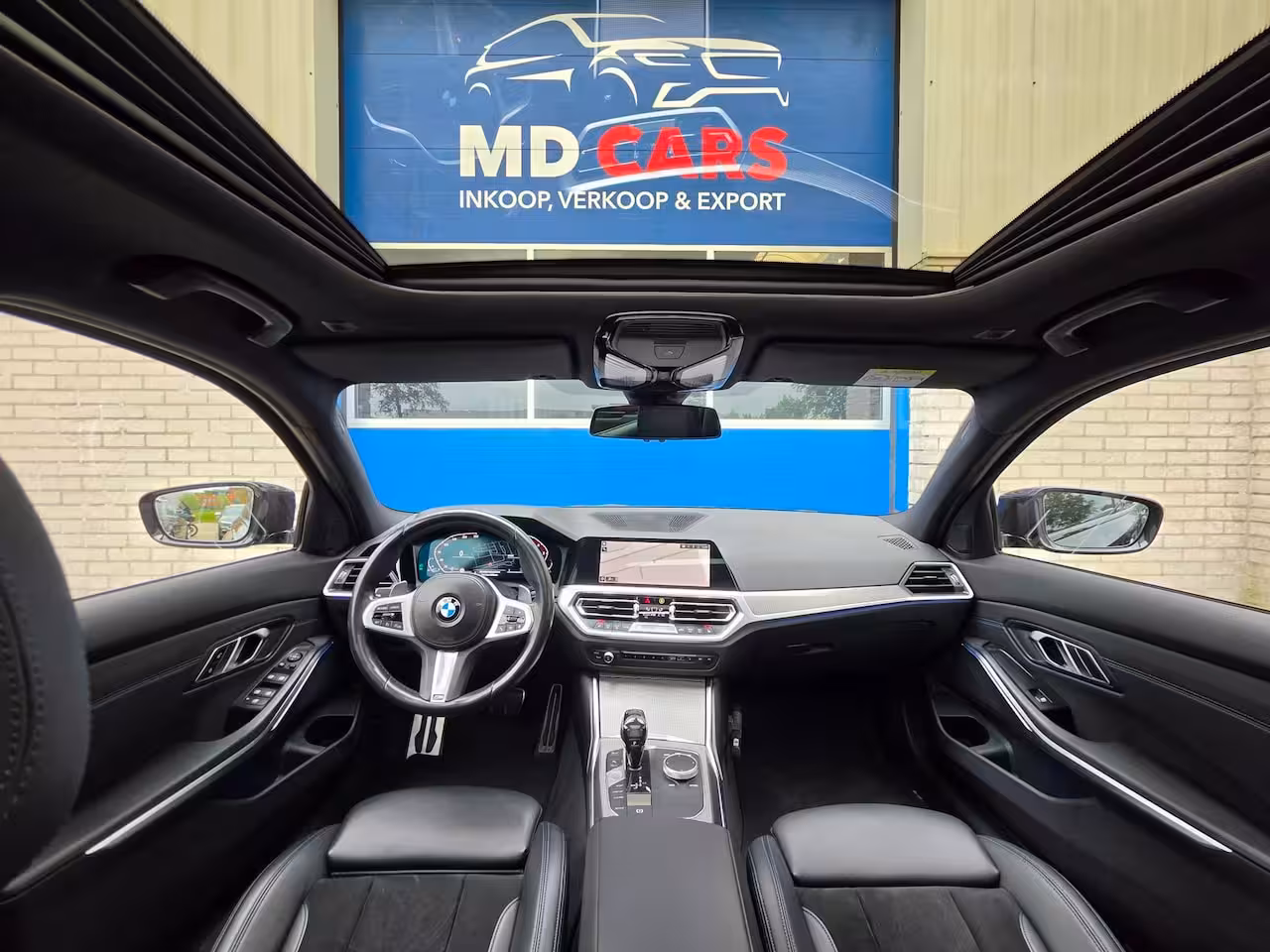 BMW 3-serie 330i High Executive AUTOMAAT/M PAKKET/SCHUIFDAK/PDC