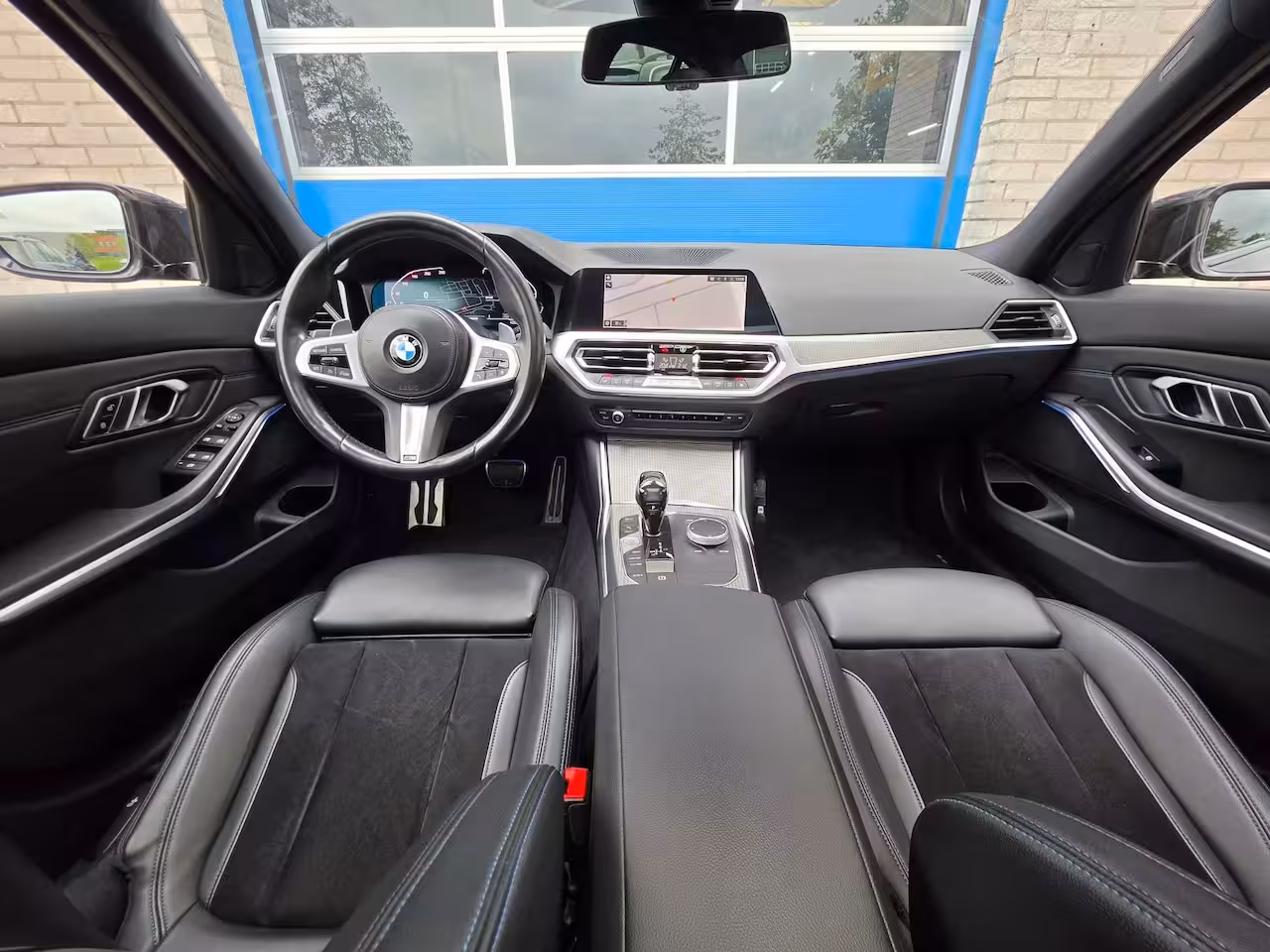 BMW 3-serie 330i High Executive AUTOMAAT/M PAKKET/SCHUIFDAK/PDC