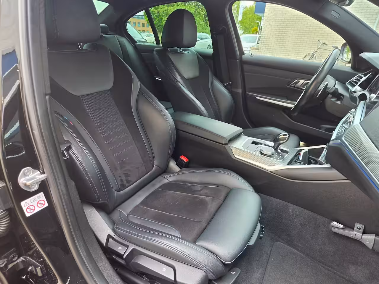 BMW 3-serie 330i High Executive AUTOMAAT/M PAKKET/SCHUIFDAK/PDC