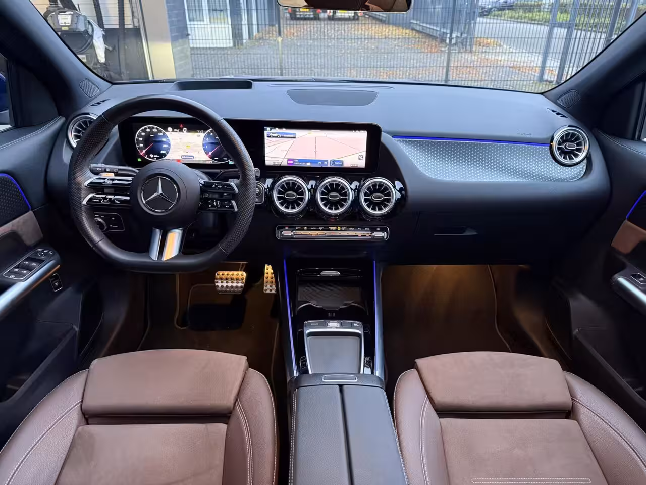Mercedes-Benz GLA-Klasse 180 AMG Line MILD-HYBRID PANO LEER HEAD UP