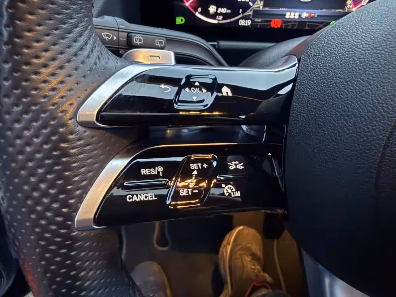 Mercedes-Benz GLA-Klasse 180 AMG Line MILD-HYBRID PANO LEER HEAD UP