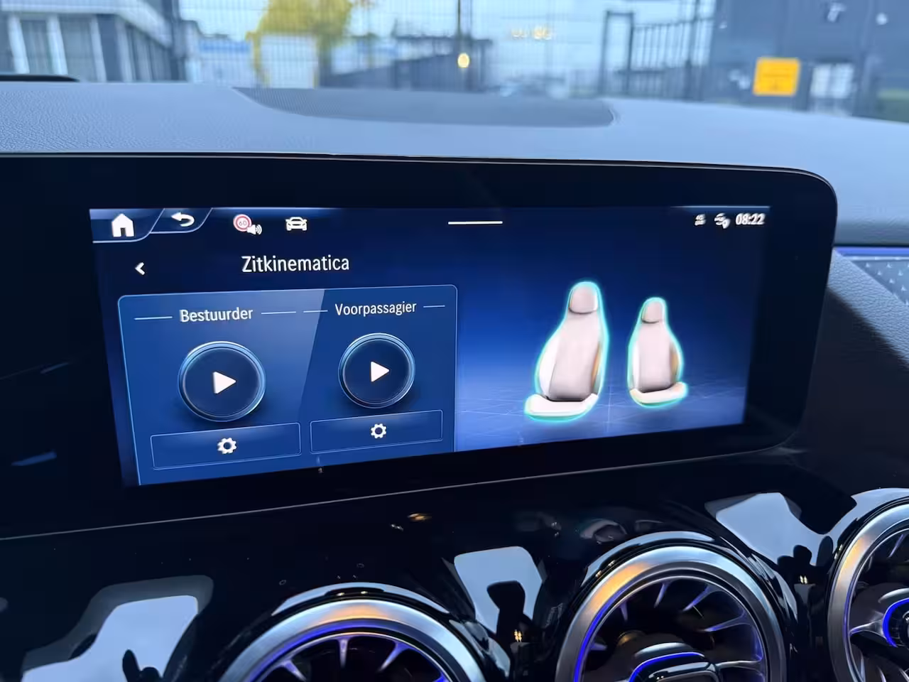 Mercedes-Benz GLA-Klasse 180 AMG Line MILD-HYBRID PANO LEER HEAD UP