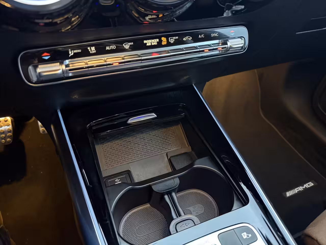 Mercedes-Benz GLA-Klasse 180 AMG Line MILD-HYBRID PANO LEER HEAD UP