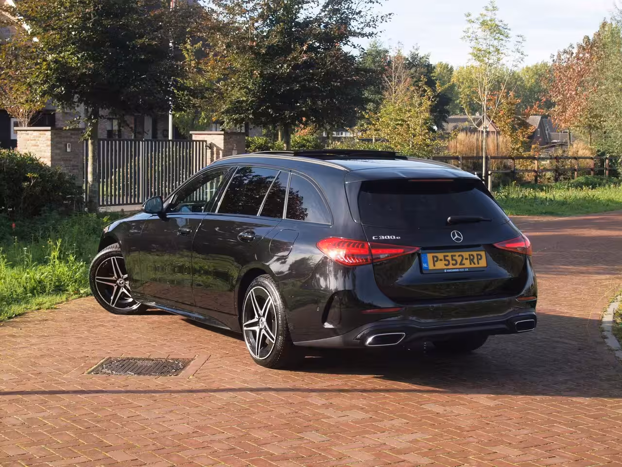Mercedes-Benz C-klasse Estate 300 e AMG Line | Panoramadak | AMG-Pakket | Night Pack | Burmester | Camera | Sfeerverlich