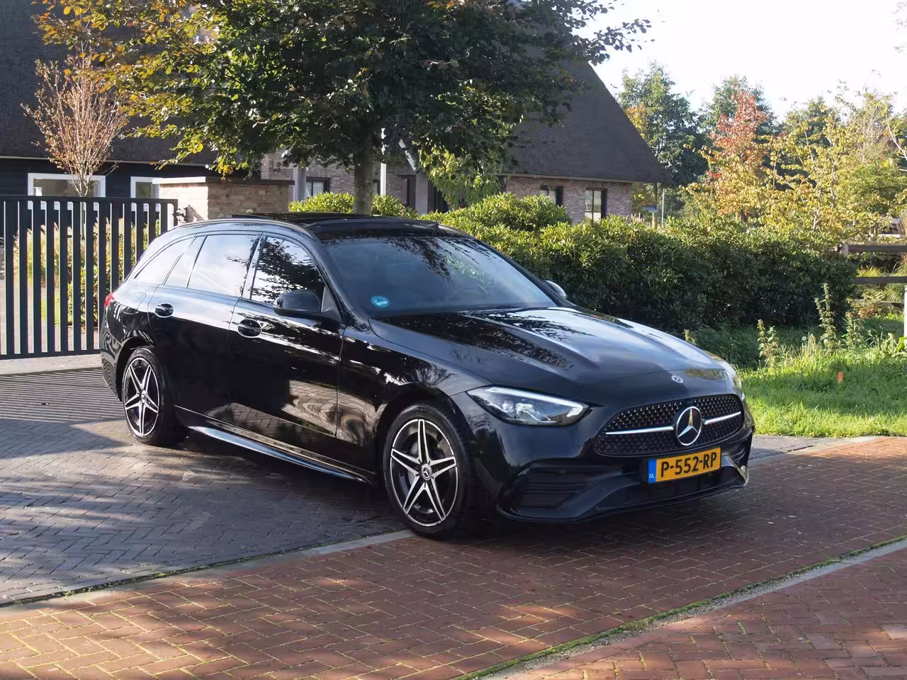 Mercedes-Benz C-klasse Estate 300 e AMG Line | Panoramadak | AMG-Pakket | Night Pack | Burmester | Camera | Sfeerverlich
