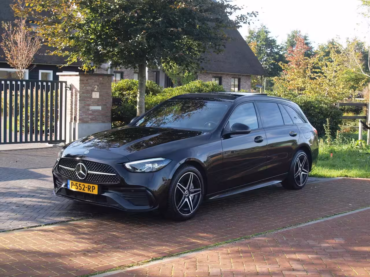 Mercedes-Benz C-klasse Estate 300 e AMG Line | Panoramadak | AMG-Pakket | Night Pack | Burmester | Camera | Sfeerverlich