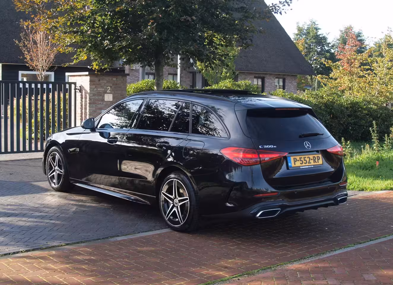 Mercedes-Benz C-klasse Estate 300 e AMG Line | Panoramadak | AMG-Pakket | Night Pack | Burmester | Camera | Sfeerverlich