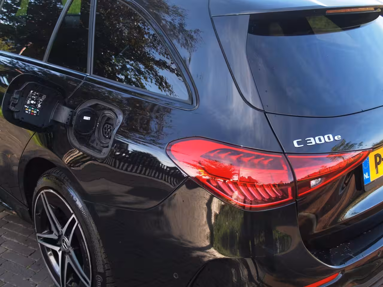 Mercedes-Benz C-klasse Estate 300 e AMG Line | Panoramadak | AMG-Pakket | Night Pack | Burmester | Camera | Sfeerverlich