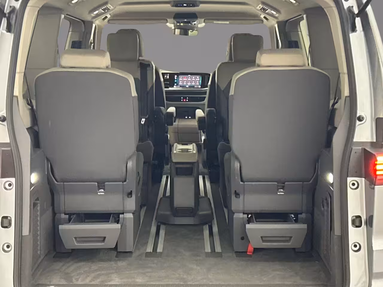 Volkswagen Multivan 1.5 TSI 245pk DSG eHybrid L2 4Motion | Incl. BTW/BPM | 7 persoons vis-a-vis | Adaptive-cru
