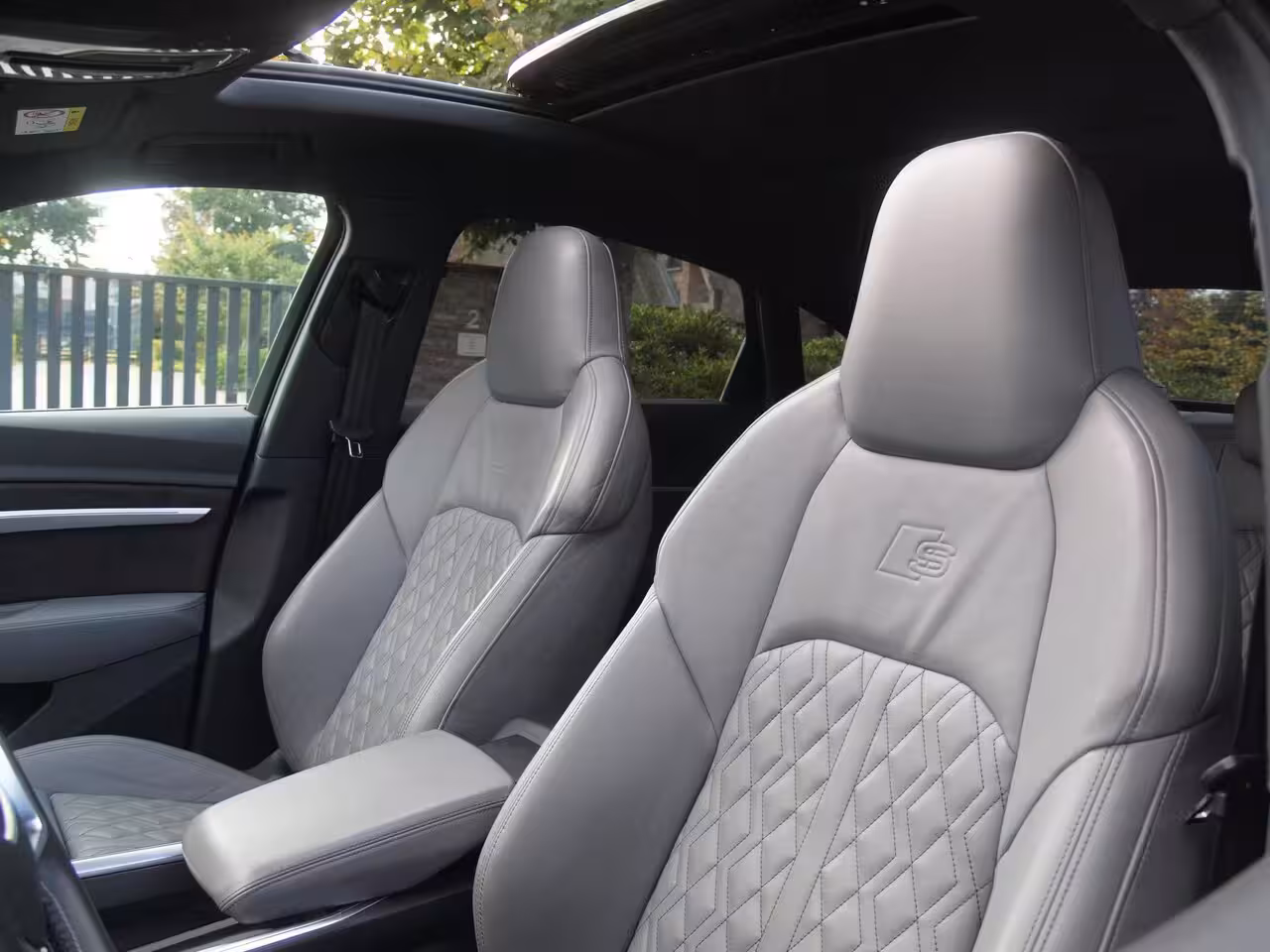 Audi e-tron Sportback 55 quattro S edition 95 kWh | SOH 92% | S-Line Stoelen | Panoramadak | Bang & Olufsen | Ca