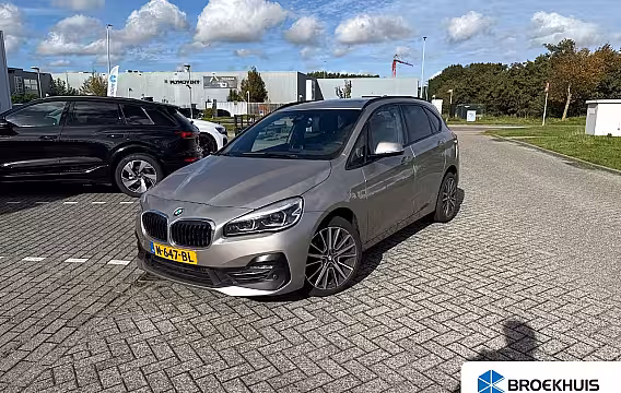 BMW 2-serie Active Tourer 220i Business Edition Plus l Leder l Panoramadak l Stoelverwarming l Camera l Head up l El