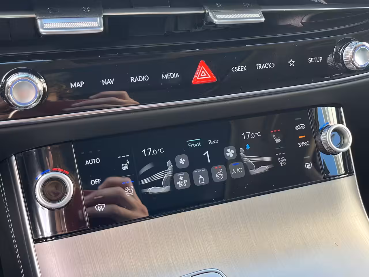 Genesis GV70 84kWh 490pk Luxury | BOMVOL | 4WD |V2L | Panoramadak | Stoelverwarming- ventilatie | Nappa
